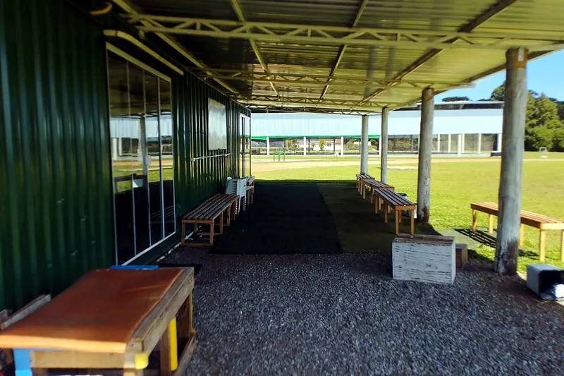 Área coberta de convivência ao lado do campo