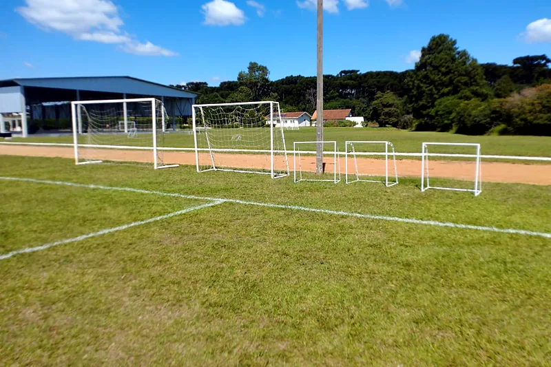 Campo de futebol gramado com traves