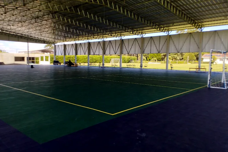 Quadra poliesportiva coberta, com piso emborrachado