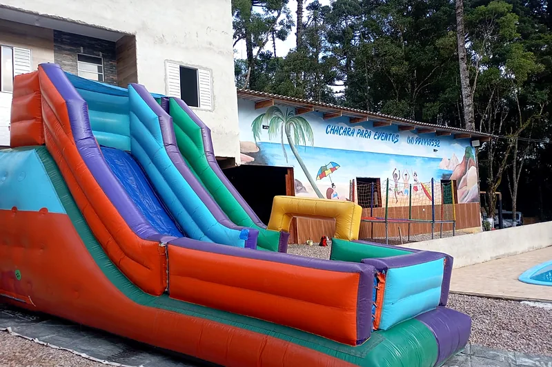 Tobogã inflável gigante para a criançada